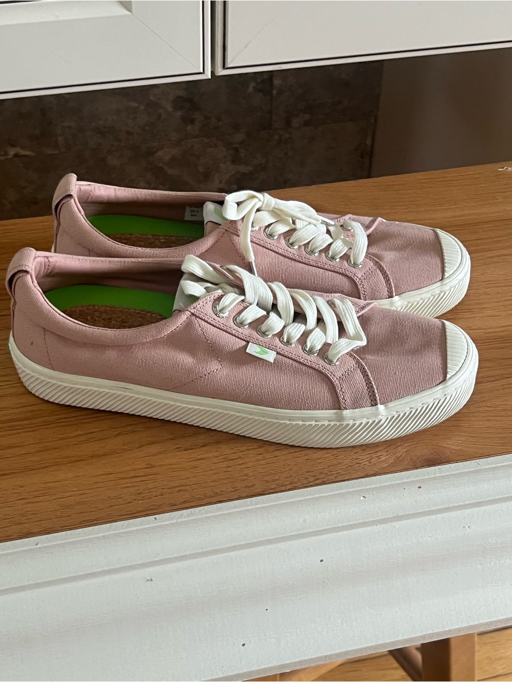 Cariuma Canvas low top rose sneakers